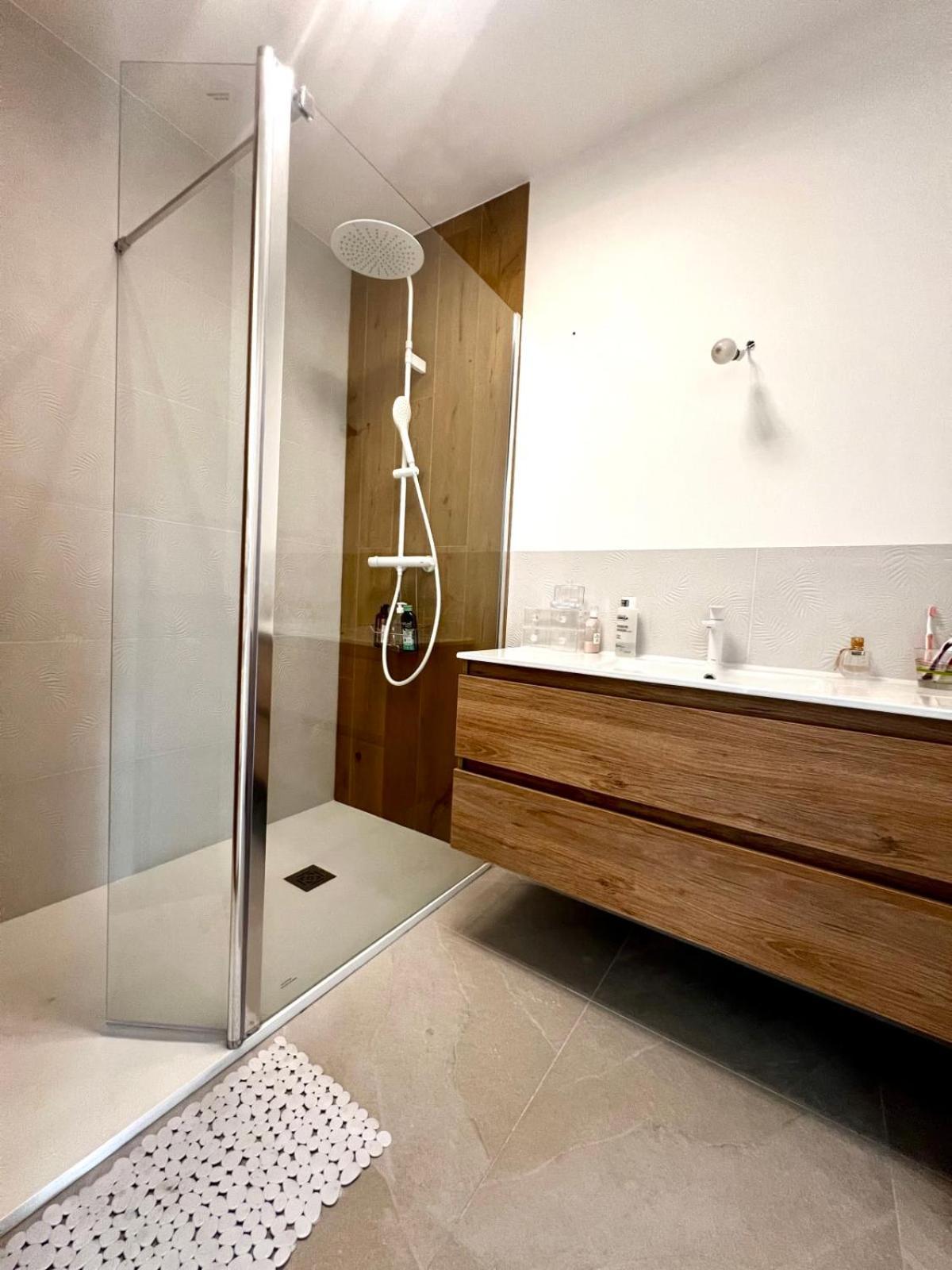 Seafront One Bedroom Apartment With A Terrasse Swimming Pool And A Parking อองทีบส์ ภายนอก รูปภาพ
