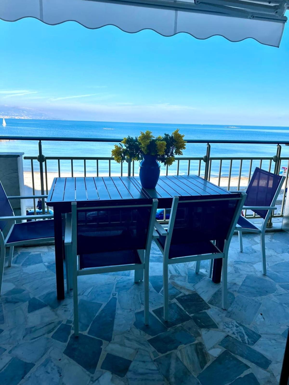 Seafront One Bedroom Apartment With A Terrasse Swimming Pool And A Parking อองทีบส์ ภายนอก รูปภาพ